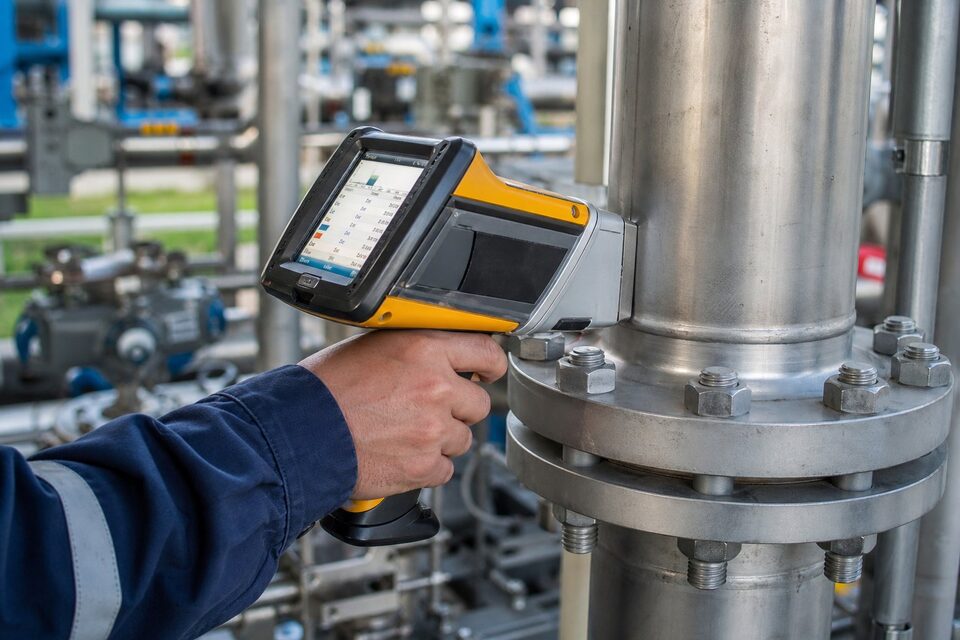 عکس واقعی آنالایزر (XRF) روی لوله صنعتی